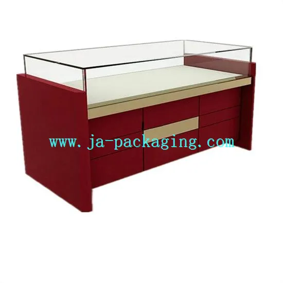 תצוגה מעץ אדום עם ארונות ומגירות